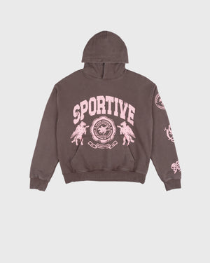 Goodies Sportive Brownie Hoodie bruin, vooraanzicht met het roze Sportive-wapen boven de kangoeroezak.