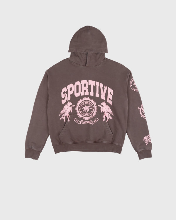 Goodies Sportive Brownie Hoodie bruin, vooraanzicht met het roze Sportive-wapen boven de kangoeroezak.