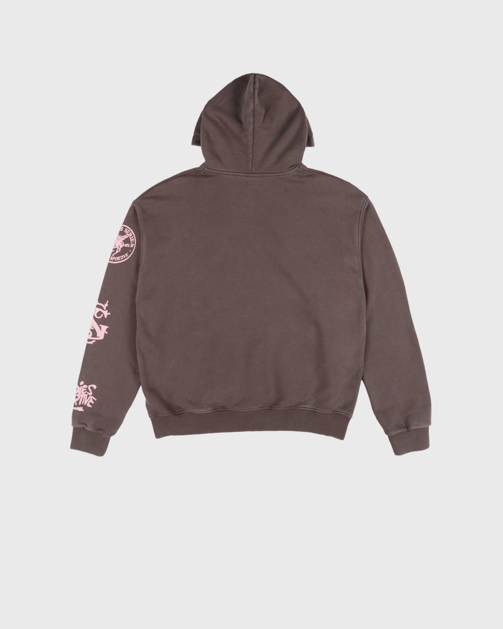 Goodies Sportive Brownie Hoodie bruin, vooraanzicht met het roze Sportive-wapen boven de kangoeroezak.