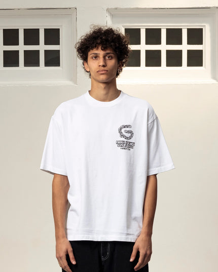 Goodies Sportive Chain Tee wit, gedragen door een model, vooraanzicht met zwarte broek.