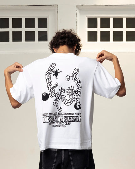 Goodies Sportive Chain Tee wit, gedragen door een model, achterkant met het volledige kettingartwork.