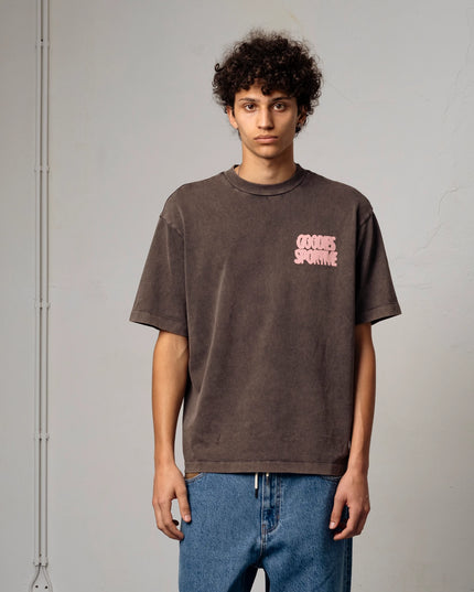 Goodies Sportive Everyday Quartier Tee eggplant, gedragen door een model, vooraanzicht op blauwe jeans.