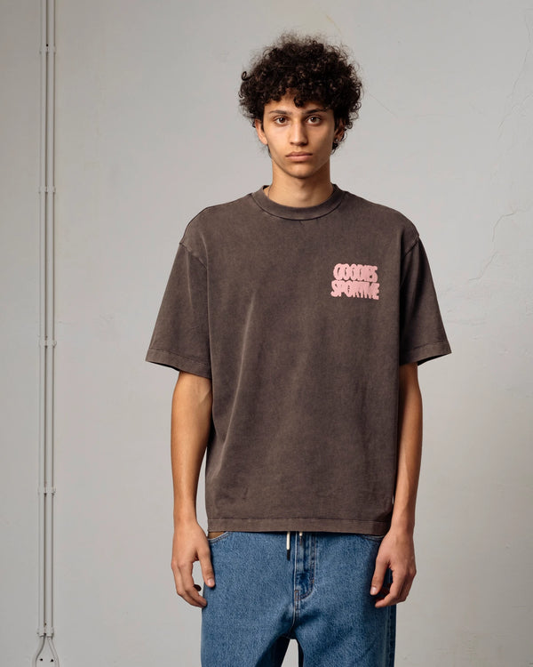 Goodies Sportive Everyday Quartier Tee eggplant, gedragen door een model, vooraanzicht op blauwe jeans.