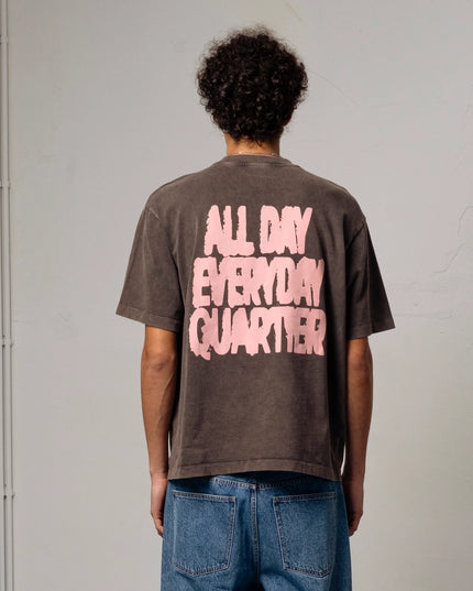 Goodies Sportive Everyday Quartier Tee eggplant, gedragen door een model, achterkant met de volledige rugprint.