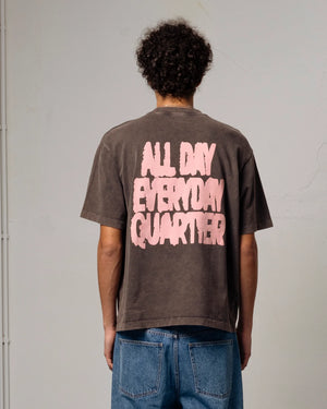 Goodies Sportive Everyday Quartier Tee eggplant, gedragen door een model, achterkant met de volledige rugprint.