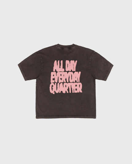 Goodies Sportive Everyday Quartier Tee eggplant, achterkant met roze puffprint All Day Everyday Quartier.