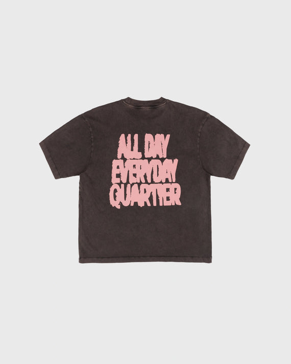 Goodies Sportive Everyday Quartier Tee eggplant, achterkant met roze puffprint All Day Everyday Quartier.