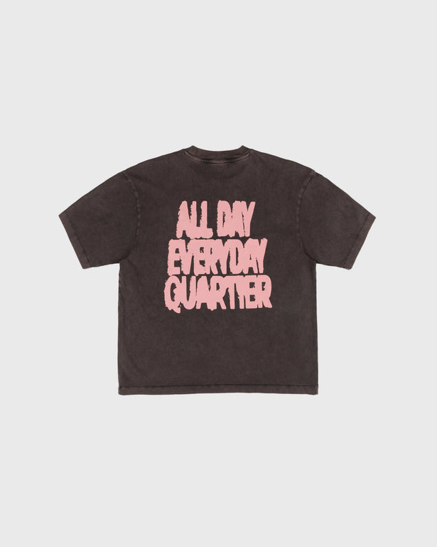 Goodies Sportive Everyday Quartier Tee eggplant, achterkant met roze puffprint All Day Everyday Quartier.