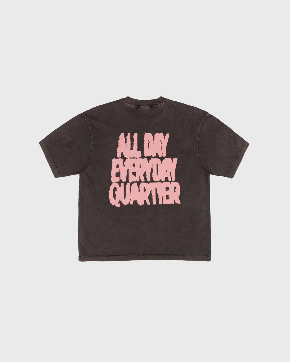 Goodies Sportive Everyday Quartier Tee eggplant, achterkant met roze puffprint All Day Everyday Quartier.