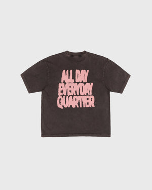 Goodies Sportive Everyday Quartier Tee eggplant, achterkant met roze puffprint All Day Everyday Quartier.