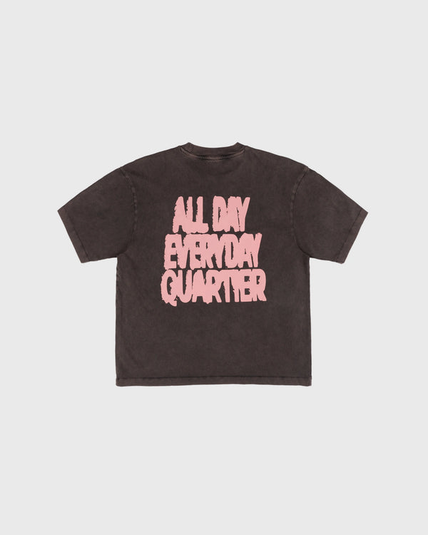 Goodies Sportive Everyday Quartier Tee eggplant, achterkant met roze puffprint All Day Everyday Quartier.