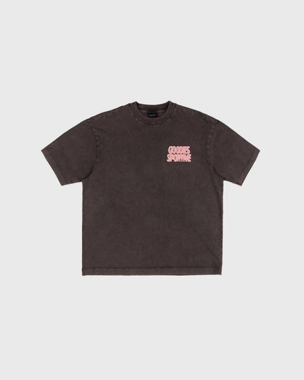 Goodies Sportive Everyday Quartier Tee eggplant, vooraanzicht met klein roze logo op de borst.