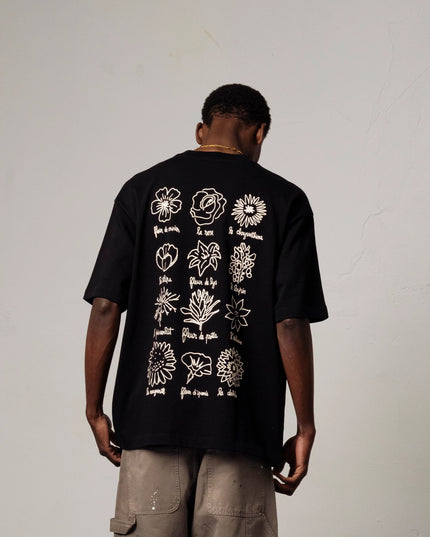 Goodies Sportive Le Fleuriste Tee zwart, gedragen door een model, achterkant met de bloemenprint.