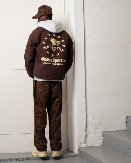 Goodies Sportive Memory Jacket bruin, gedragen door een model, achterkant met het sterrenartwork.