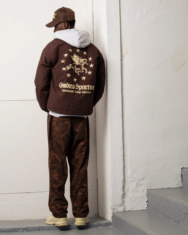 Goodies Sportive Memory Jacket bruin, gedragen door een model, achterkant met het sterrenartwork.