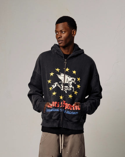 Goodies Sportive Pegasus Union Hoodie zwart, gedragen door een model met de rits open.