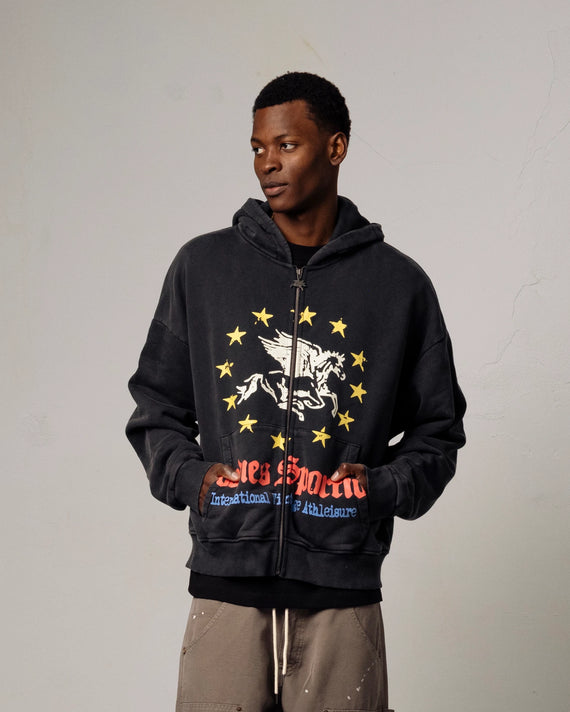 Goodies Sportive Pegasus Union Hoodie zwart, gedragen door een model met de rits open.