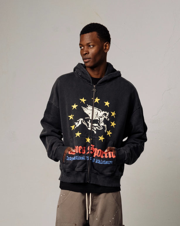 Goodies Sportive Pegasus Union Hoodie zwart, gedragen door een model met de rits open.