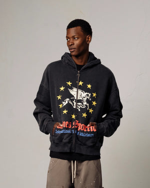 Goodies Sportive Pegasus Union Hoodie zwart, gedragen door een model met de rits open.