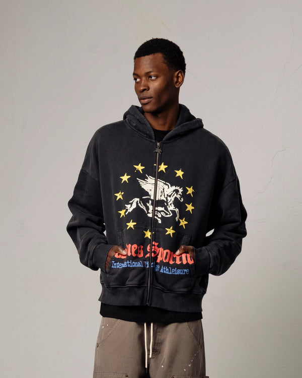 Goodies Sportive Pegasus Union Hoodie zwart, gedragen door een model met de rits open.