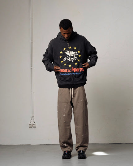 Goodies Sportive Pegasus Union Hoodie zwart, gedragen door een model, vooraanzicht met gesloten rits.
