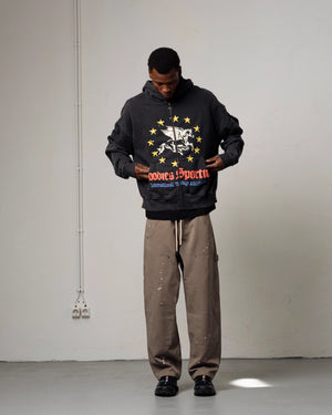 Goodies Sportive Pegasus Union Hoodie zwart, gedragen door een model, vooraanzicht met gesloten rits.