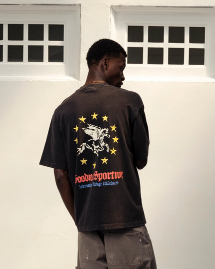 Goodies Sportive Pegasus Union Tee washed black, gedragen door een model, achterkant met de sterrenkrans.