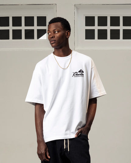 Goodies Sportive Snooker Tee wit, gedragen door een model, vooraanzicht met zwarte broek.