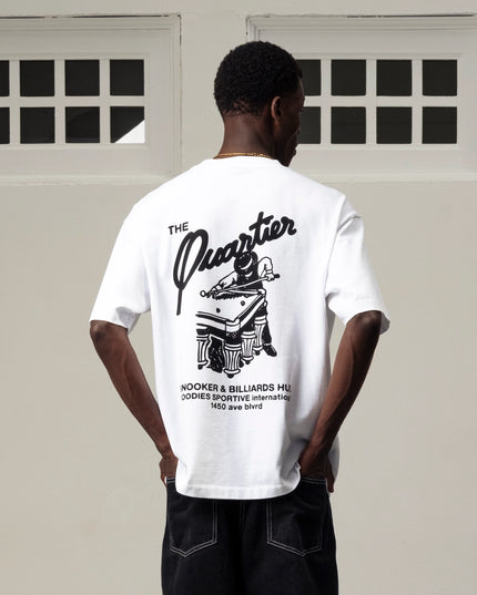 Goodies Sportive Snooker Tee wit, gedragen door een model, achterkant met het snookerartwork.