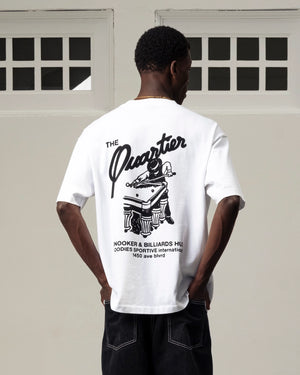 Goodies Sportive Snooker Tee wit, gedragen door een model, achterkant met het snookerartwork.