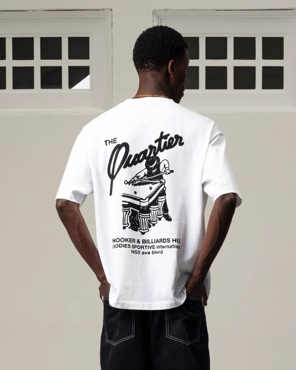 Goodies Sportive Snooker Tee wit, gedragen door een model, achterkant met het snookerartwork.