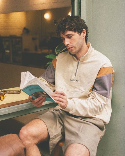 Kaotiko Sweater Arthur Bone Creme actiefoto model zittend