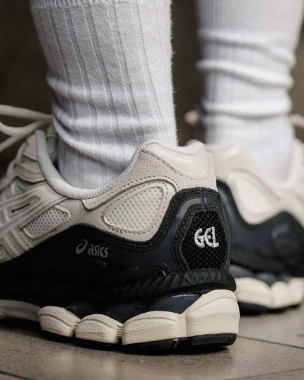 Asics Gel NYC Sneaker Beige / Grijs achteraanzicht