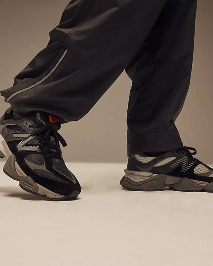 New Balance 9060 Sneaker Zwart Grijs &nbsp;(GS) Modell on feet 