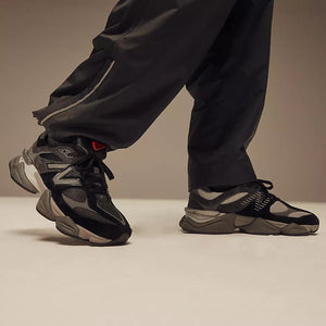 New Balance 9060 Sneaker Zwart Grijs &nbsp;(GS) Modell on feet 