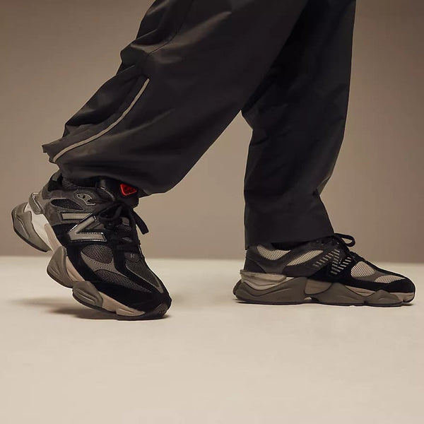 New Balance 9060 Sneaker Zwart Grijs &nbsp;(GS) Modell on feet 
