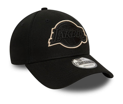 Los-Angeles-Lakers-Outline-Cap-voorkant-Zijaanzicht-Zwart