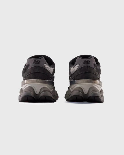 New Balance 9060 Sneaker Zwart Grijs &nbsp;(GS) achteraanzicht met witte achtergorn
