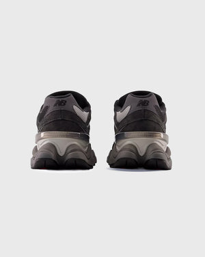 New Balance 9060 Sneaker Zwart Grijs &nbsp;(GS) achteraanzicht met witte achtergorn