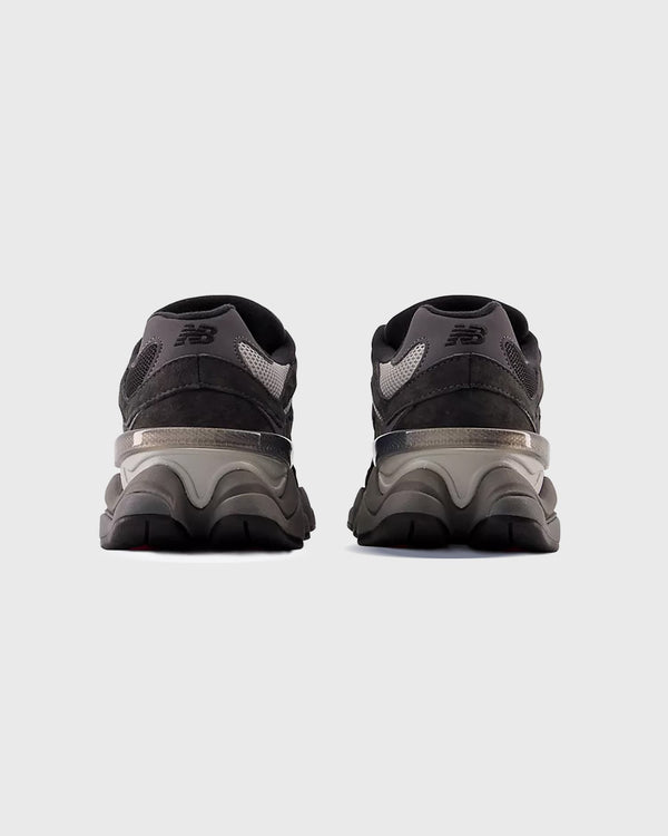 New Balance 9060 Sneaker Zwart Grijs &nbsp;(GS) achteraanzicht met witte achtergorn