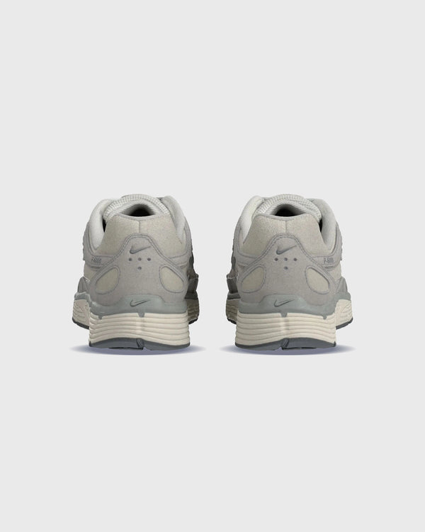 Nike P-6000 SE Sneaker Light Smoke Grey achteraanzicht