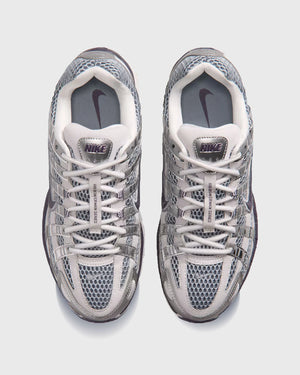Nike P-6000 Sneaker Vast Grey/Metallic Silver/Dark Raisin