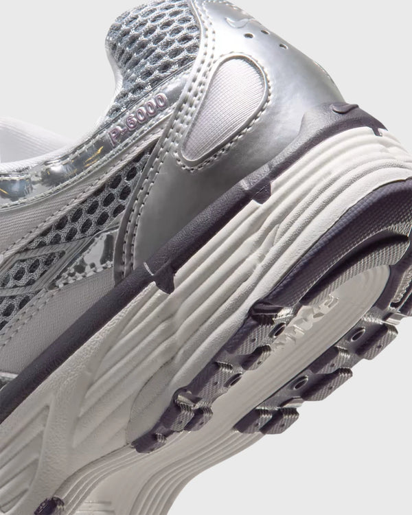 Nike P-6000 Sneaker Vast Grey/Metallic Silver/Dark Raisin