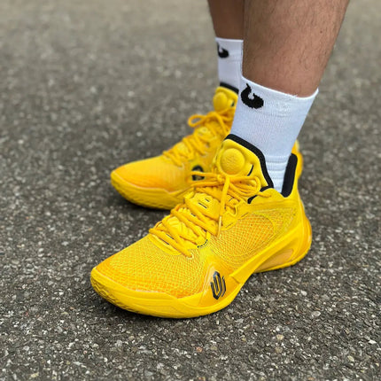 peak_AW_Talent_2_Smile_Geel_Basketbalschoen_on_feet