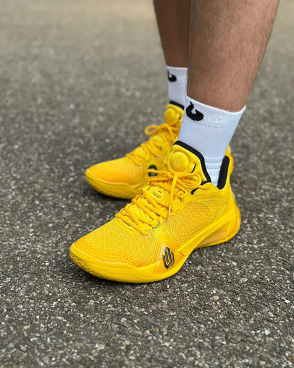 peak_AW_Talent_2_Smile_Geel_Basketbalschoen_on_feet