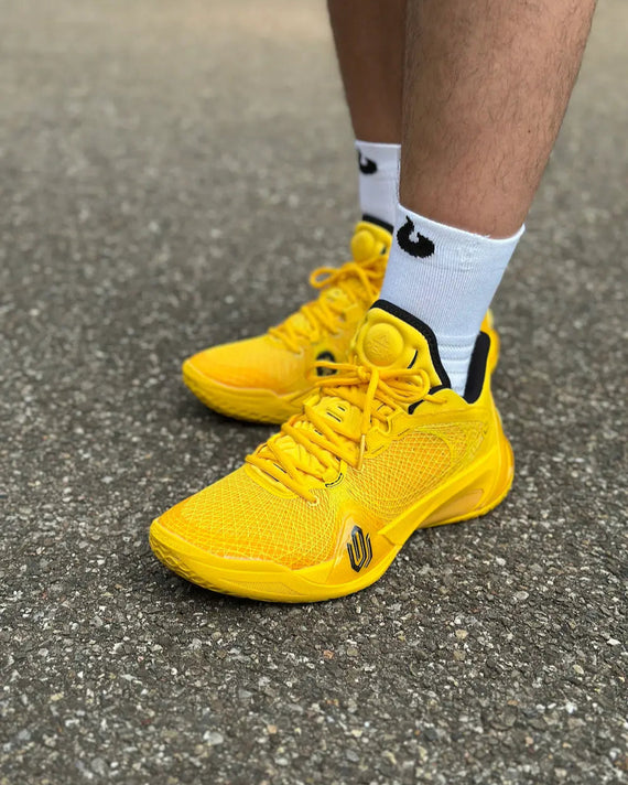 peak_AW_Talent_2_Smile_Geel_Basketbalschoen_on_feet