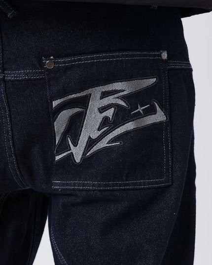 Project X Paris Tag Stiksel Jeans, detailopname geborduurd tag-logo op de achterzak.