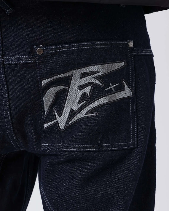Project X Paris Tag Stiksel Jeans, detailopname geborduurd tag-logo op de achterzak.