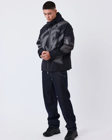 Project X Paris Tag Stiksel Jeans, gedragen onder een grafisch windjack, vooraanzicht.
