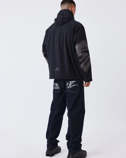 Project X Paris Tag Stiksel Jeans, gedragen onder een windjack, achteraanzicht met tag-logo.